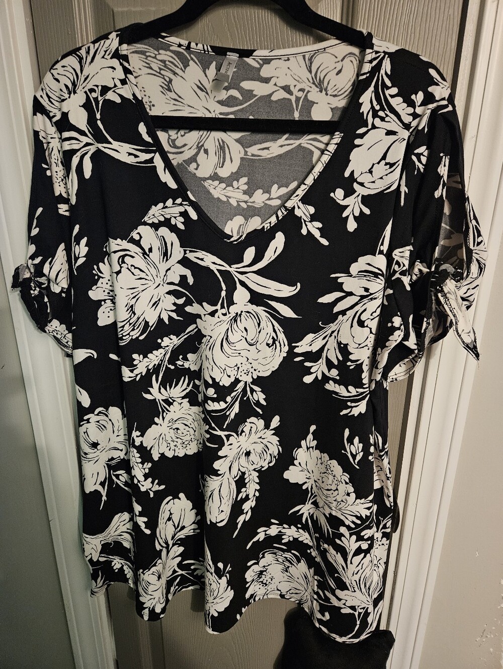 BRAND NEW ** Women's Black & White Floral V-Neck Top